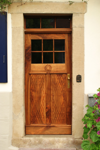 Haust&uuml;r aus massiv Nussbaum