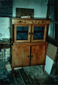 Schrank vor der Restaurierung