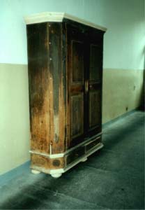 Schrank vor der Restaurierung